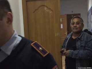 Активиста Бауыржана Алипкалиева (справа) уводят из суда в спецприемник для административно осуждённых. Уральск, 18 мая 2016 года. Фото: Sanat Urnaliev / RFE/RL