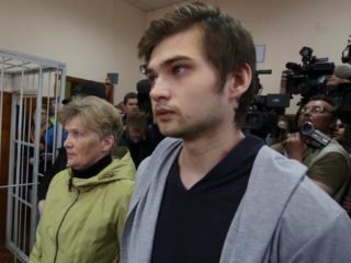 Руслан Соколовский и его мать Елена Чингина в суде во время вынесения приговора в Екатеринбурге, 11 мая 2017 года. © 2017 Reuters