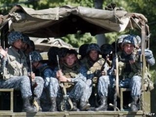 Узбекские солдаты в Андижане, 17 мая 2005 года. Фото: AFP