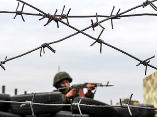Военнослужащий Российской армии во время тактических учений. Фото: Виктор Веткин/ТАСС