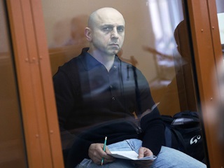 Обвиняемый в причастности к захвату заложников в театральном центре на Дубровке в 2002 году Хасан Закаев во время заседания в Московском окружном военном суде. 22 ноября 2016 года. Фото: Антон Новодережкин / ТАСС